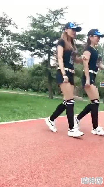 男生女生一起相嗟嗟嗟轮滑,感受青春的活力与激情,共同享受这项充满乐趣的运动带来的快乐时光! 男生女生一起相嗟嗟嗟轮滑,感受青春的活力与激情,共同享受这项充满乐趣的运动带来的快乐时光!