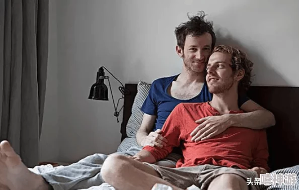 男同被猛男房东cao到哭Gay,情感纠葛与欲望交织的故事引发热议,网友纷纷讨论背后的深层含义 男同被猛男房东cao到哭Gay,情感纠葛与欲望交织的故事引发热议,网友纷纷讨论背后的深层含义