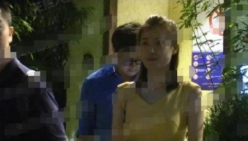 女人下休欣赏Ass，竟然被目击与神秘男子共度浪漫时光，引发网友热议和猜测！