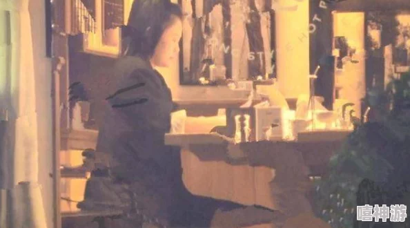 星空无限：某知名明星被曝与神秘人深夜约会，背后隐藏的秘密引发网友热议！