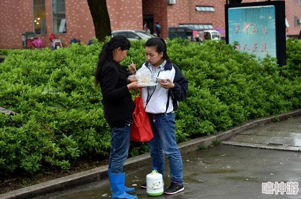 我的陪读妈妈:她竟然在学校门口被家长们围堵,背后隐藏着怎样的故事和秘密? 我的陪读妈妈:她竟然在学校门口被家长们围堵,背后隐藏着怎样的故事和秘密?