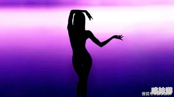 Lisa全身仅一条腰链背后的时尚哲学:突破传统,挑战美学极限 Lisa全身仅一条腰链背后的时尚哲学:突破传统,挑战美学极限