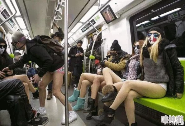 公交车上忘穿内裤揉到 潮动漫：一位乘客的尴尬经历引发网友热议，讨论公共场合的礼仪与个人隐私问题