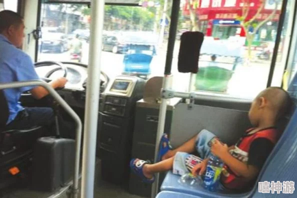 公交车上忘穿内裤揉到 潮动漫：一位乘客的尴尬经历引发网友热议，讨论公共场合的礼仪与个人隐私问题