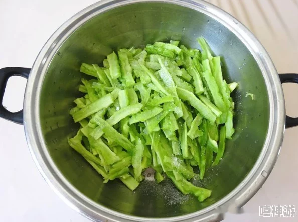 俩男的互吃巴的视频，网友热评：这场面太搞笑了，简直让人忍俊不禁！