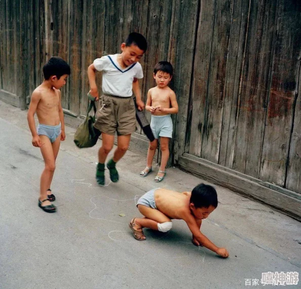 一小孩请小女孩吃钢筋，引发社会关注和讨论