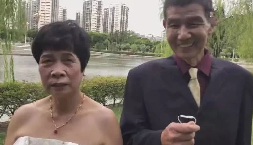 chinesesoⅠd老头兴奋：揭秘他与年轻女孩的奇妙互动，背后的故事让人意想不到！