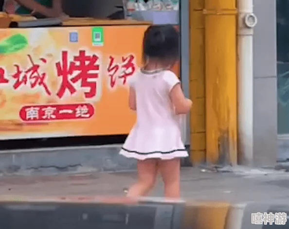 小女孩吃小男孩小叮当视频引发热议，网友纷纷表示这是对儿童教育的警示与反思