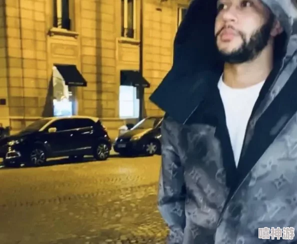 荷兰大白肥屁股BBBBBB：网友热议其可爱形象，纷纷表示想要养一只这样的宠物，甚至有人调侃称其为“萌界新星”！