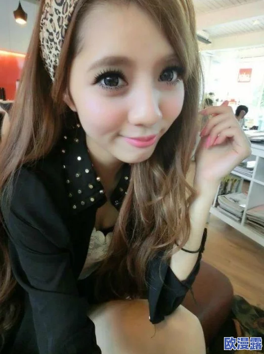 小视频网站：某知名主播被曝与神秘女友同游，引发粉丝热议，背后真相令人惊讶！