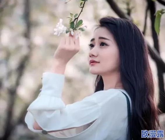 伊人亚洲：在这个多元文化交融的时代，展现出独特的女性魅力与风采，传递着东方美学与现代时尚的完美结合