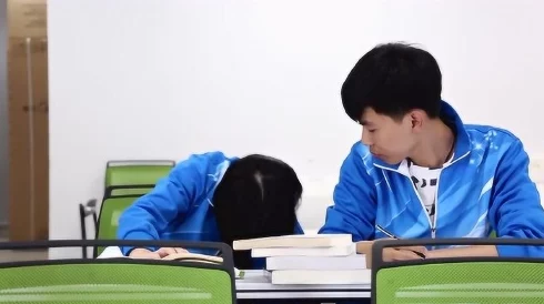 男生捡到女同桌跳蛋的开关，意外引发一场校园趣事与尴尬瞬间的连锁反应