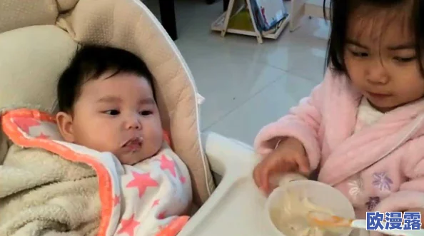 小孩子半夜起来给姐姐吃吧，温馨瞬间感动全家人，兄妹情深令人泪目