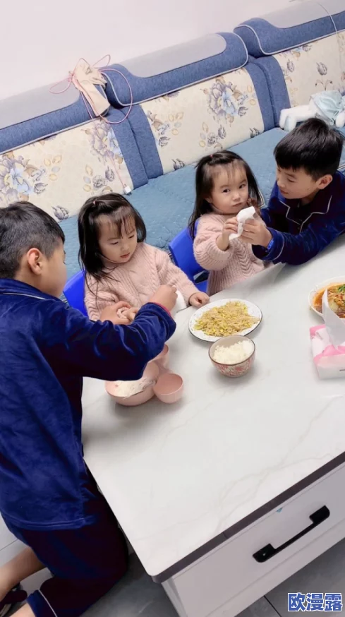 小孩子半夜起来给姐姐吃吧，温馨瞬间感动全家人，兄妹情深令人泪目