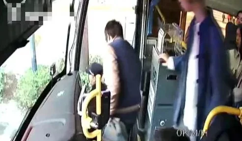 故意打开腿坐公交车让人免费,网友热议:这种行为是否在挑战公共道德底线? 故意打开腿坐公交车让人免费,网友热议:这种行为是否在挑战公共道德底线?