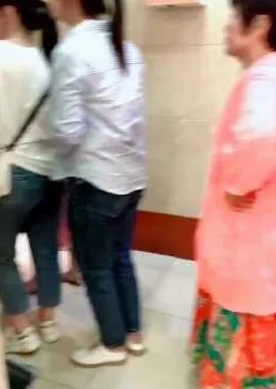 女厕撒尿BBBBB:目击者称现场一片混乱,女子竟因争执引发众人围观,背后真相令人震惊! 女厕撒尿BBBBB:目击者称现场一片混乱,女子竟因争执引发众人围观,背后真相令人震惊!