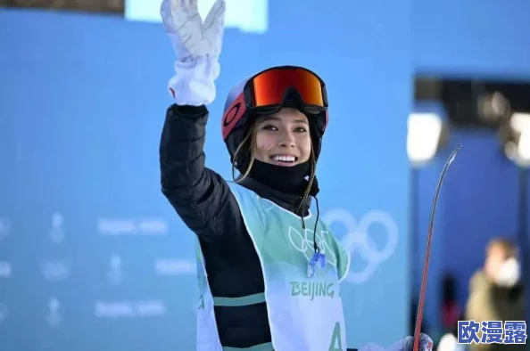 一女子打扑克一直叫，引发网友热议：有人认为她太过投入，也有人觉得这是游戏的一部分，大家怎么看？