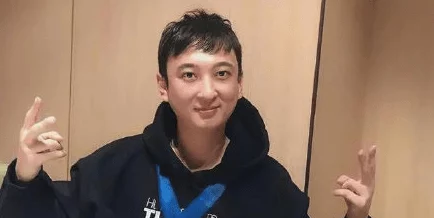 张津瑜落地窗完整版：她与神秘男友的甜蜜约会曝光，网友纷纷猜测恋情真相！