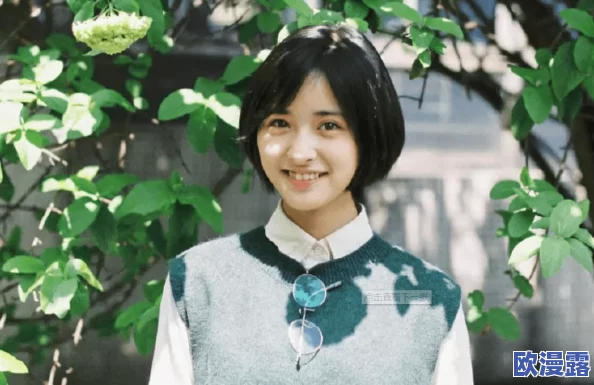 麻豆视＂曝八卦：某男星与女主播疑似恋情曝光，网友热议两人关系是否超越合作？