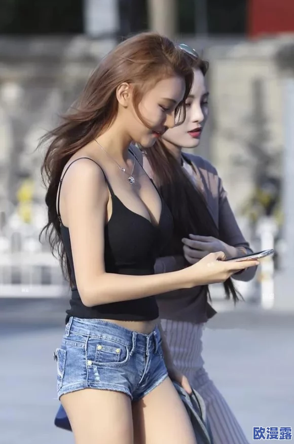 美女露出100%奶光无遮挡！疑似是某位知名女星在私下与富商开房时被偷拍，引发了网友的热议