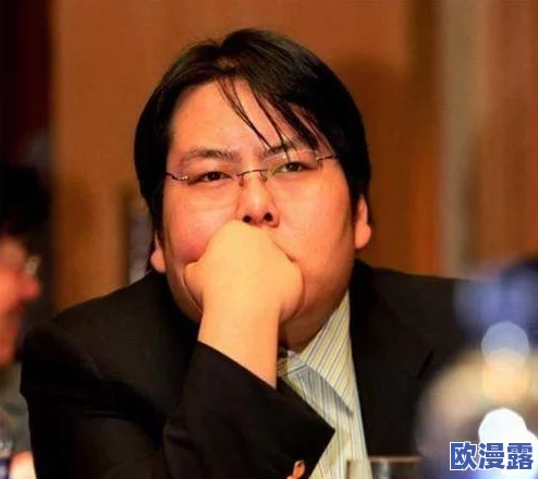 真人实拍女初破破，背后竟隐藏着她与明星的秘密恋情，引发网友热议和讨论！