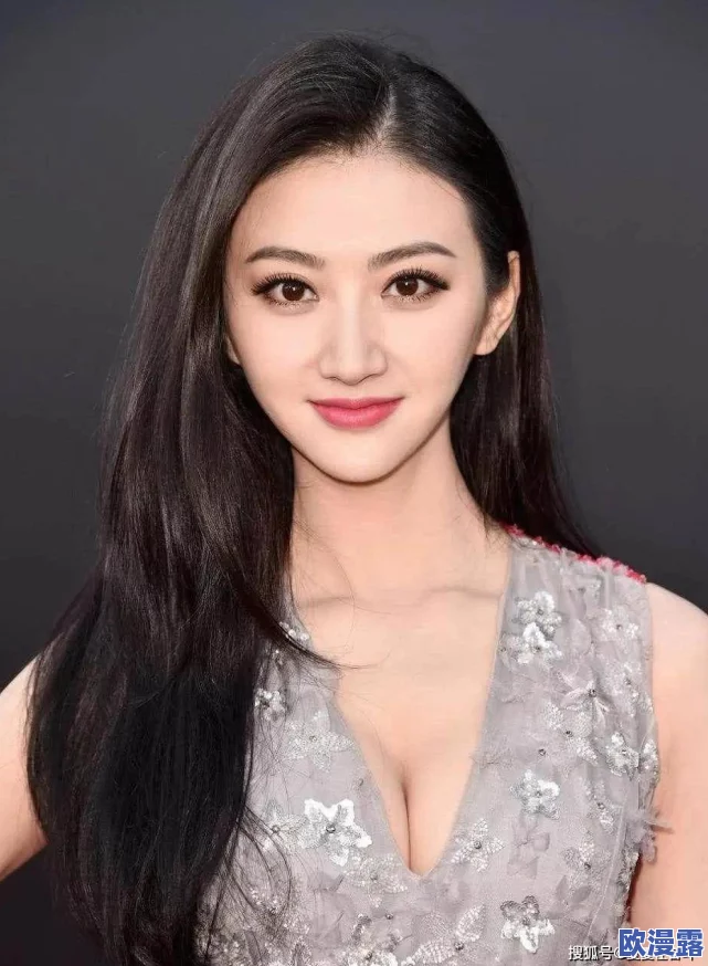 真人实拍女初破破，背后竟隐藏着她与明星的秘密恋情，引发网友热议和讨论！