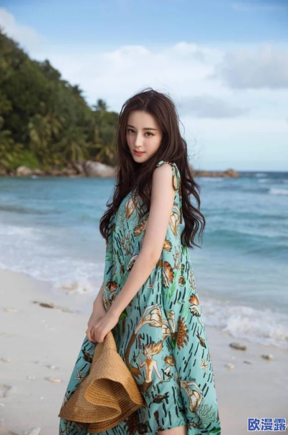 裸体大胸美女拔萝卜，这是一幅引人注目的画面，展现了一个身材火辣的女性在田间劳作，既有自然之美，又带有一丝幽默感