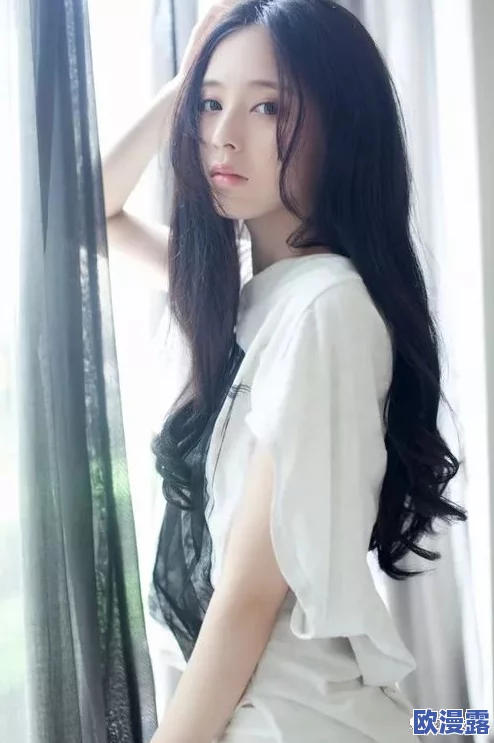 白丝校花 扒开双腿:这是一篇关于校园生活与青春成长的故事,展现了年轻人在面对情感和自我认知时的复杂心路历程 白丝校花 扒开双腿:这是一篇关于校园生活与青春成长的故事,展现了年轻人在面对情感和自我认知时的复杂心路历程