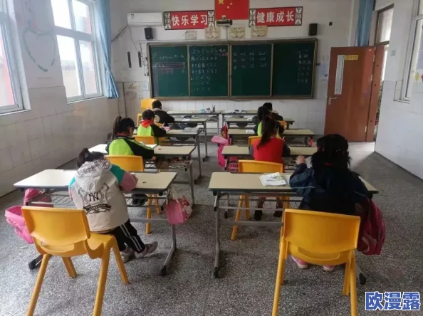 把英语委员按到桌子上抄，反映出学生对课堂管理的不满和对教师权威的挑战，背后隐含的教育问题值得关注