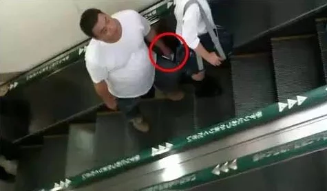 骚年与老头在卫生间互摸，令人难以置信的场景被偷拍，网友纷纷围观争论不休，真相到底如何？