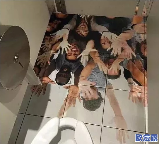 骚年与老头在卫生间互摸，令人难以置信的场景被偷拍，网友纷纷围观争论不休，真相到底如何？