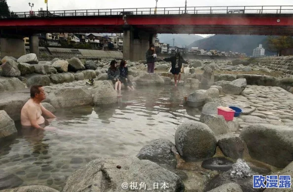 震惊！吕总喷泉洗手竟引发全城热议，网友们纷纷围观，现场气氛异常火爆！