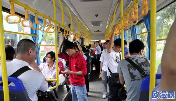 公交车掀开奶罩边躁狠狠躁软件:探讨公共交通环境对女性隐私权的影响与社会反响分析 公交车掀开奶罩边躁狠狠躁软件:探讨公共交通环境对女性隐私权的影响与社会反响分析
