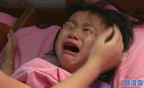 震惊！美女扒开屁股让男人桶，竟然引发了全网热议，网友们纷纷表示无法接受这一行为！