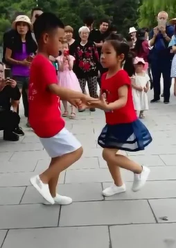 不知火舞与三个小男孩公园狂舞，网友纷纷表示：这样的互动真是太有趣了，孩子们的笑声让人感到温暖！