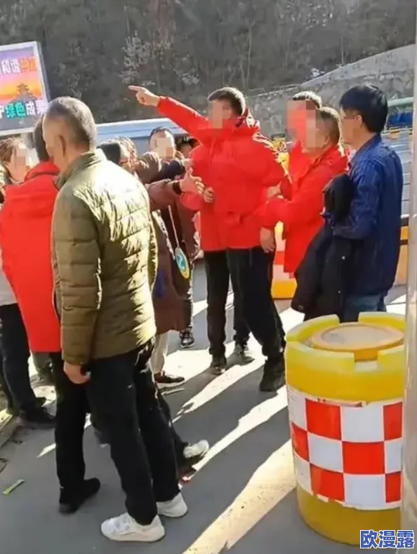 售票员用b验票+尺寸，竟然被发现私自修改票据，引发乘客热议与不满！