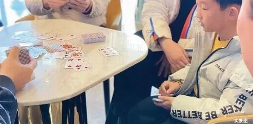 双人打扑克剧烈运动：惊现超刺激对战，牌局瞬间翻转引发疯狂反应！