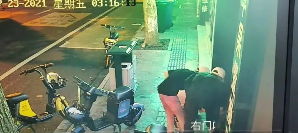 抓她双乳抵在门上疯狂进出，目击者惊呼：现场竟然发生了令人难以置信的事情！
