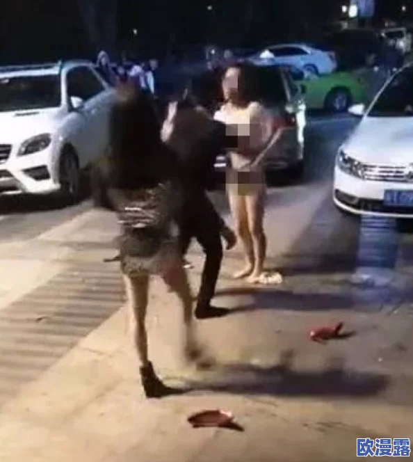 女人扒开裤子让男人捅，现场目击者惊呼：竟然在大街上发生如此大胆的行为！