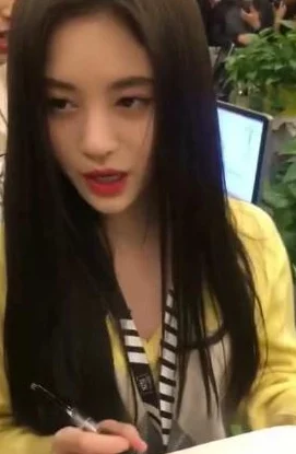 办公室鞠婧祎被揉到高潮，令人惊讶的背后故事与她的职业生涯发展密切相关，引发热议