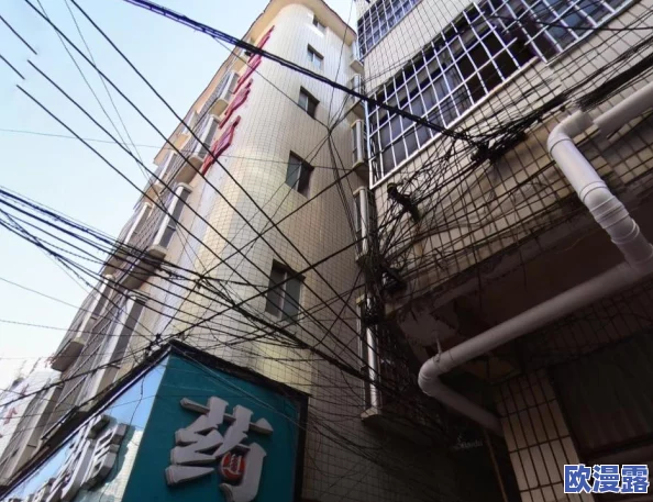 亲嘴伸进内衣揉胸口视频引发热议，网友纷纷讨论隐私与公共场合的界限，社交媒体上相关话题持续升温