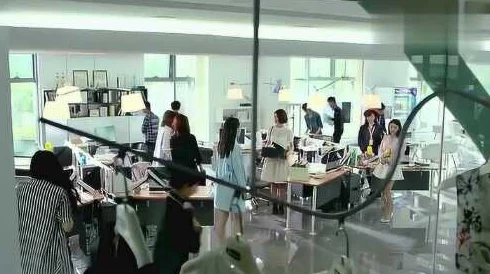 办公室揉弄小雪好爽，竟然引发了全公司员工的热议与讨论，背后隐藏着不为人知的秘密！