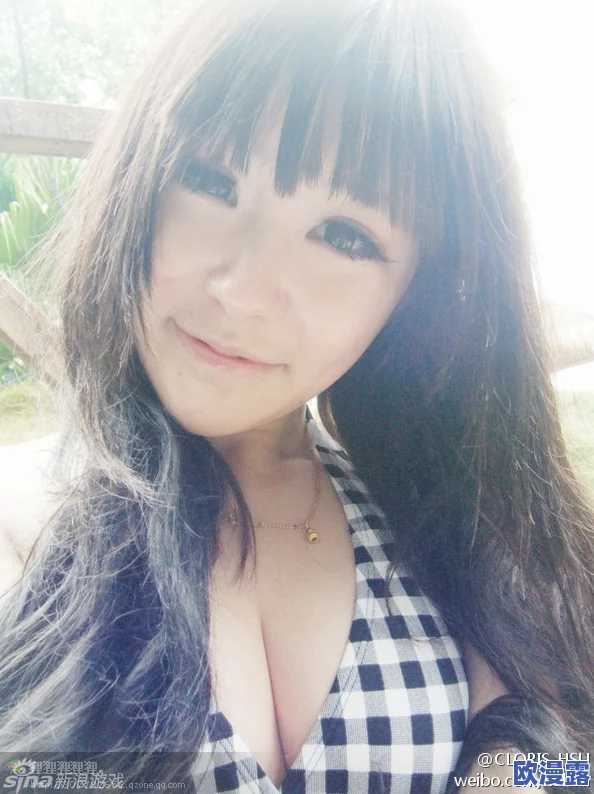 美女校花娇羞雪乳乱颤，校园内外热议她的美丽与才华，引发众多网友点赞与关注，成为新一代网络红人