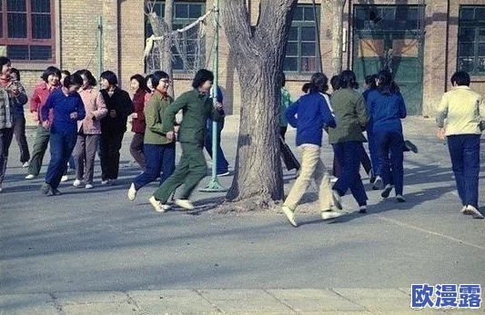 美女露胸100%无遮挡，社交媒体引发热议，网友纷纷评论：这究竟是艺术还是炒作？