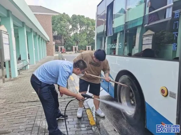 公交车上摸-双-乳-爽解开内裤：探讨公共交通隐私与性骚扰问题的严重性与影响