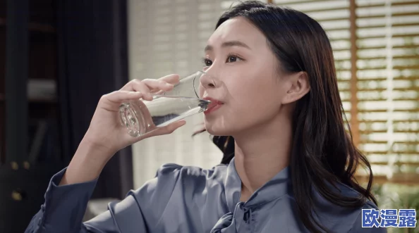 兰姨捂着嘴怕发出声音吵到，心中却充满了对生活的无奈与思考，让人感受到深刻的人生哲理