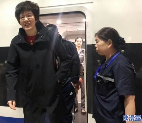 欧美BBBB摔BBBB：新动态揭示了赛事背后的激烈竞争与选手们的奋斗故事，吸引了众多粉丝的关注与热议