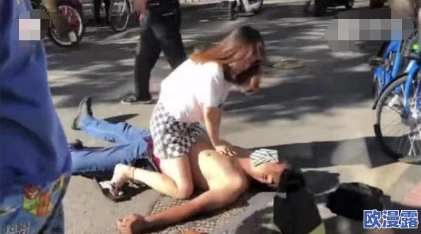 公车上顶短裙臀部摩擦视频引发热议，网友纷纷讨论公共场合的礼仪与个人隐私保护问题