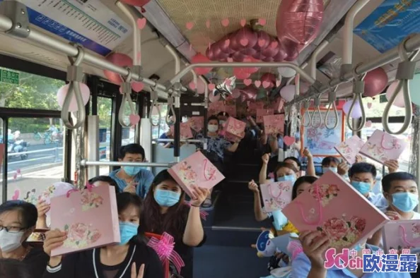 在公交车上被 的最深的一天：一位乘客的心灵旅程与意外邂逅，感受生活中的温暖与孤独交织的瞬间
