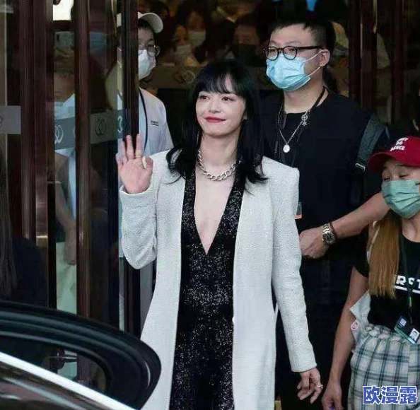 羞羞羞的视频：最新动态曝光，网友热议引发广泛关注与讨论，背后故事令人惊讶！